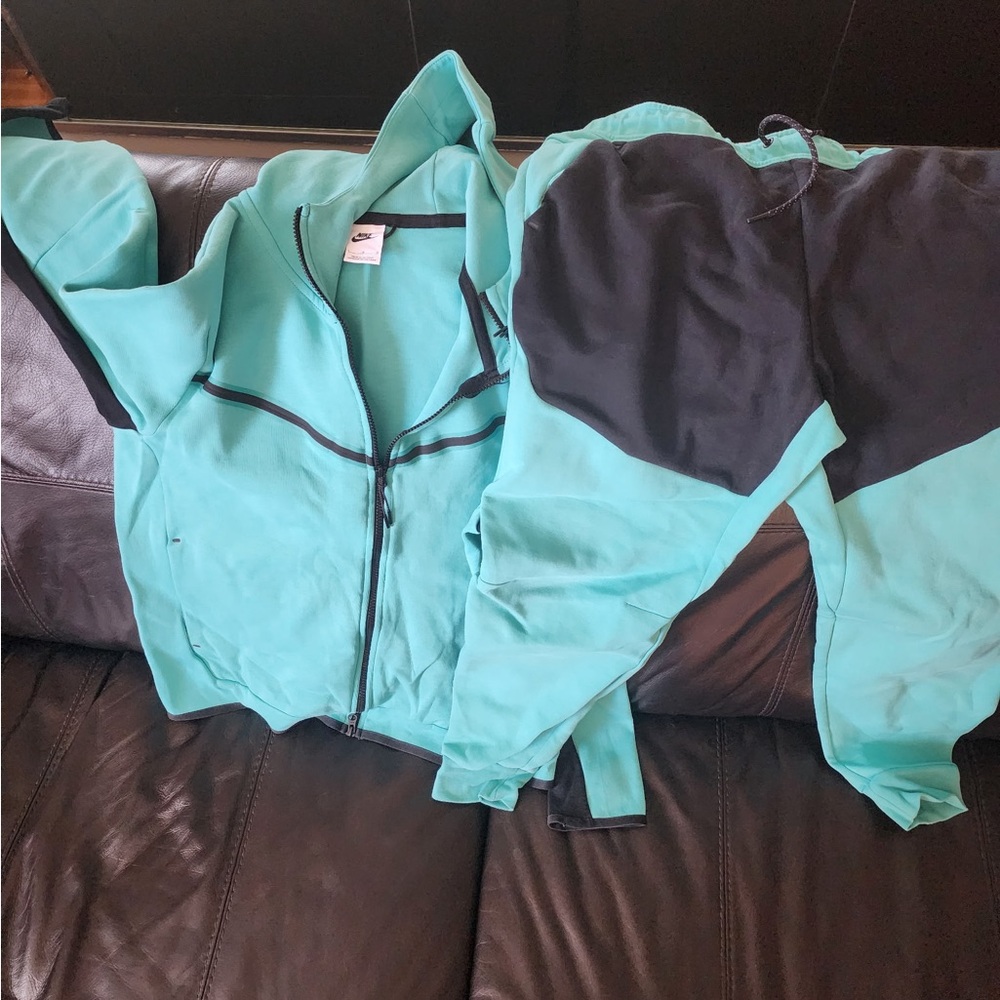 Nike Aqua and Black Activewear Set